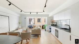 Gerenoveerd appartement met zijdelings zeezicht, gelegen in het charmante Duinbergen, op wandelafstand van het strand en de zee. Indeling: Inkomhal met vestiaire en gastentoilet. Ruime woon- en eetkamer met adembenemend zijdelings zeezicht. Open, volledig uitgeruste keuken met aansluiting voor wasmachine en droogkast. Eerste ruime slaapkamer met ingemaakte kasten en toegang tot het terras. Douchekamer met lavabo en douche. Tweede slaapkamer met stapelbedjes, bureau en aansluitende douchekamer. Meubelen in de prijs in begrepen. Privatieve kelder en gemeenschappelijke fietsenberging. Contacteer een van onze kantoren om een bezoek in te plannen.