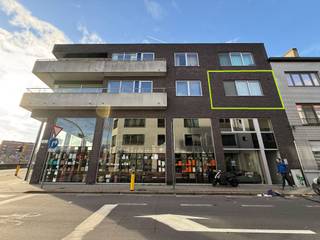 Deze aangename studio is gelegen op de eerste verdieping van een verzorgd gebouw in de Zalmstraat. De ligging is een absolute troef: op wandelafstand vindt u tal van winkels, supermarkten en het bruisende centrum van Gent. Daarnaast geniet u van een uitstekende bereikbaarheid dankzij het openbaar vervoer en de nabijheid van station Gent-Dampoort.<br /><br />De studio is bereikbaar via zowel de lift als de trap. Bij het binnenkomen komt u in een inkomhal met ingebouwde kast, die toegang geeft tot de slaapruimte met plaats voor een tweepersoonsbed. Aansluitend bevindt zich de badkamer, uitgerust met een lavabo, toilet en douchecabine. De slaapruimte en leefruimte kunnen van elkaar worden gescheiden met een gordijn, wat extra flexibiliteit biedt. De open leefruimte omvat een ingerichte keuken met koelkast en diepvriesvak, fornuis, spoelbak en voldoende opbergruimte. Er is bovendien een aansluiting voor een wasmachine. Aansluitend bevindt zich de gezellige leefruimte. Verder beschikt u over een extra private opbergruimte in de gang, een gemeenschappelijk terras en een fietsenstalling.<br /><br />De studio is beschikbaar vanaf 1 april 2026 en wordt verhuurd met een contract van drie jaar. De maandelijkse huurprijs bedraagt €600, aangevuld met een vaste kost van €70 voor de gemeenschappelijke delen. Het verbruik van elektriciteit, gas en water is ten laste van de huurder. Domiciliëring is verplicht.<br /><br />Interesse in deze instapklare studio op een toplocatie? Neem dan vandaag nog contact op met Elke Janssens van Immo Francois Gent via 09 247 67 66 of via e-mail op gent@immofrancois.be.<br /><br />