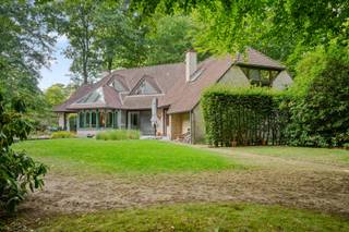 Deze charmante villa uit 1996 ligt in een rustige doodlopende straat, omgeven door groen en op korte afstand van het Meer van Keerbergen. Het...