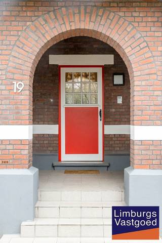 Rustig gelegen eengezinswoning, momenteel ingericht als privé-groepspraktijk. <br /><br />Het gebouw betreft een halfopen voormalige ingenieurswoning, gelegen in een rustige woonwijk op circa 2 km van de afrit Genk (E314). De praktijk werd de voorbije jaren grondig en kwalitatief gerenoveerd, met respect voor de oorspronkelijke architecturale elementen van de beschermde mijnsite. Alle ruimtes hebben ruime lichtinval en zijn volledig afgewerkt. <br />De woning is momenteel ingericht als groepspraktijk voor psychologen, maar kan eenvoudig aangepast worden naar een woonfunctie. <br />Op het gelijkvloers bevindt zich een grote woonruimte, grenzend aan de keuken en veranda, en een ruime bureelruimte. <br />Op de eerste verdieping zijn 3 ruime slaapkamers en een badkamer. Op de zolderverdieping zijn nog 2 volledig afgewerkte slaapkamers, waarvan één nog een bijkomende speelzolder bevat, en een kleine serviceruimte. <br />De woning is volledig onderkelderd. De kelders bieden heel wat service-mogelijkheden<br /><br />Deze karaktervolle woning ligt op 6a80ca met oost gerichte tuin en ruime parkeergelegenheid aan de woning. Deze woning is centraal gelegen in een residentiële wijk te Waterschei. Tal van faciliteiten in de buurt zoals ZOL Ziekenhuis, Thor Park... Bewoonbare oppervlakte: ca 237 m² (Volgens EPC attest 06/03/2026). <br /><br />Cv op aardgas. HR-beglazing met PVC raamkozijnen. EPC label D. <br /><br />Vastgesteld bouwkundig erfgoed: Steenkoolmijn van Waterschei: Tuinwijk.<br />Bestuursmaatregelen in het maatregelenregister: nee<br /><br />Voor meer info of bezichtiging: contacteer Danny op 0471/100 069 of 011/22.19.17 of kijk op www.limburgsvastgoed.be