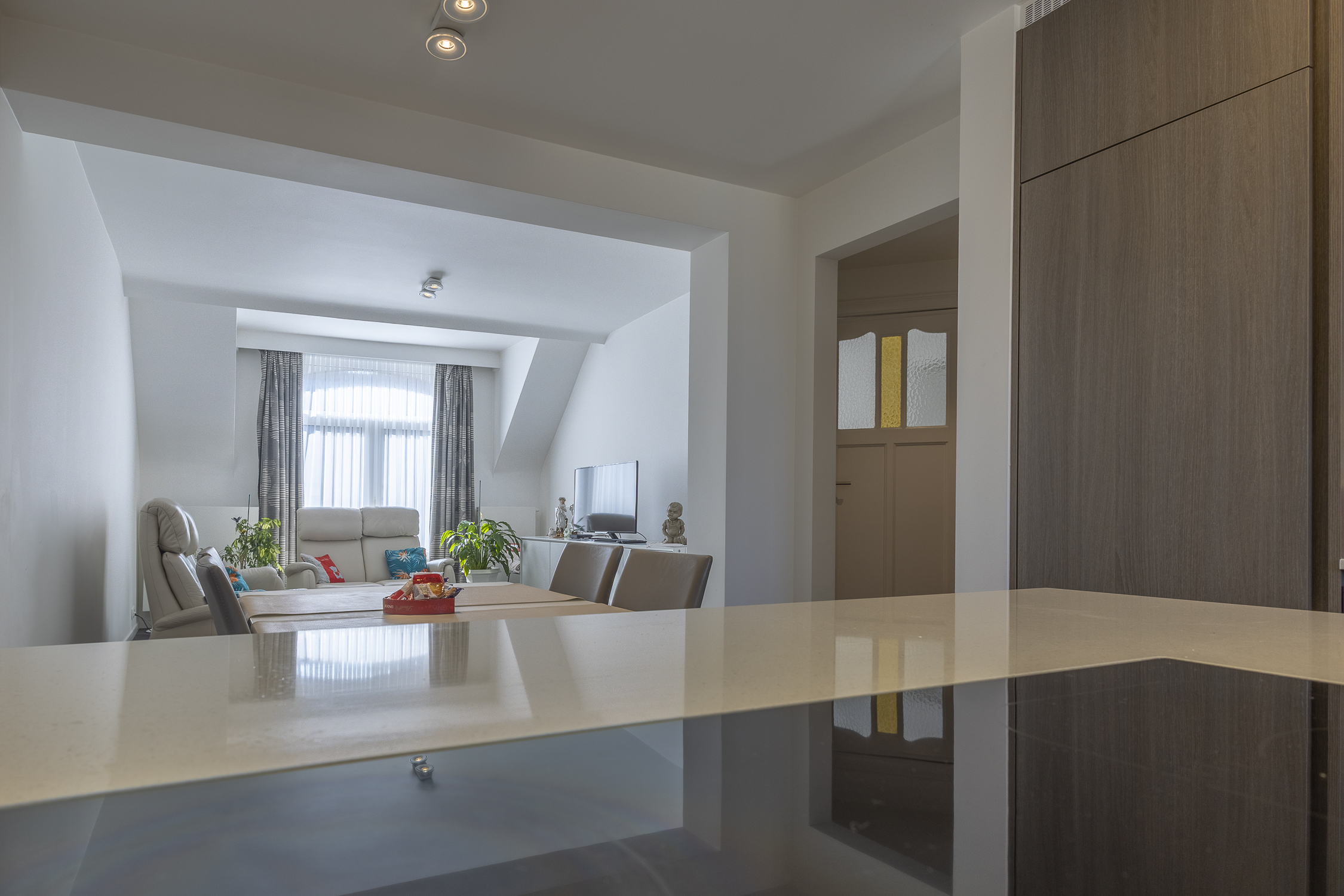 Instapklare en zeer verzorgde woning met bureel/praktijk. - foto 4