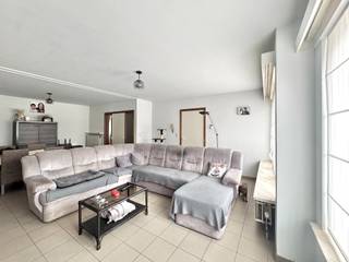 Instapklaar gelijkvloers appartement op centrale locatie te Sint-Eloois-Vijve, met goede verbindingen en nabij alles wat men nodig heeft;...