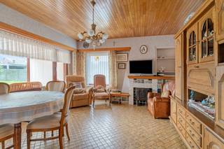Charmante woning uit 1975 op een zeer ruim perceel van 1.324 m²
Deze charmante woning uit 1975 is rustig gelegen op een ruim perceel van maar liefst 1.324 m². Ondanks de rustige ligging bevindt de woning zich vlak bij het centrum en geniet ze van een vlotte verbinding naar de E34.
Op het gelijkvloers beschikt de woning over twee slaapkamers en een badkamer die is uitgerust met zowel een bad als een douche. Daarnaast is er een veranda aanwezig die zorgt voor extra leefruimte en een aangename verbinding met de tuin. Verder beschikt de woning over een praktische wasplaats. Achteraan bevindt zich een garage die rechtstreeks aan de woning is aangebouwd, wat zorgt voor extra comfort en bergruimte.
Op de verdieping zijn er nog tal van mogelijkheden. Mits de nodige renovatiewerken kunnen hier tot drie extra slaapkamers worden ingericht, waardoor de woning over een ruime gezinsindeling kan beschikken.
De woning is te renoveren en biedt dan ook een uitstekende mogelijkheid om ze volledig naar eigen smaak en wensen in te richten. Dankzij het ruime perceel van 1.324 m² beschikt de woning bovendien over een grote buitenruimte met tal van mogelijkheden.
De combinatie van de rustige ligging, het royale perceel, de twee slaapkamers op het gelijkvloers, de mogelijkheid om tot drie extra slaapkamers op de verdieping te creëren, de veranda, wasplaats en aangebouwde garage, de nabijheid van het centrum en de vlotte bereikbaarheid van de E34 maakt deze woning bijzonder interessant voor wie op zoek is naar een renovatieproject met veel potentieel.