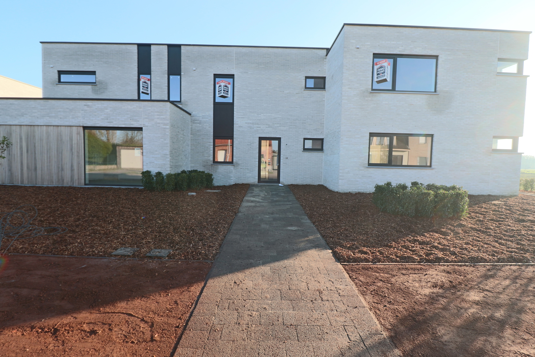 Woning met 3 slaapkamers en carport/fietsenberging op perceel van ca 366m² - foto 1