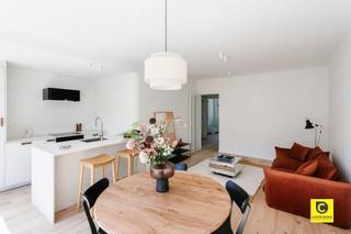 <p><span>Prachtig gerenoveerd appartement met 2 slaapkamers en gemeenschappelijke tuin te Pulhof!</span></p><p><span>Met véél passie en know-how werd dit stijlvol pareltje zopas hoogwaardig en energetisch (EPC A) gerenoveerd. Op deze absolute toplocatie in hartje Pulhof is het aangenaam, rustig en kwalitatief wonen op de 1e verdieping van een prima onderhouden en kleinschalig gebouw. Winkels, parken, scholen, horeca, sportfaciliteiten, openbaar vervoer en invalswegen zijn steeds vlakbij. Ook het bruisende Antwerpen is slechts een boogscheut verwijderd. Bent u op zoek naar een appartement boordevol karakter in een hedendaags jasje en met de nodige buitenruimte daarbovenop? Zoek niet langer, vraag een bezoek aan voor dit pand en uw verwachtingen zullen ongetwijfeld worden ingelost. </span></p><p><span> </span></p><p><span>Inkomhal, leefruimte &amp; keuken:</span></p><p><span>U betreedt dit fabelachtig appartement via de inkomhal met veiligheidsdeur, videofoon en voldoende plek voor uw vestiaire. Het oog valt meteen op de trendy tussendeur met "gietijzeren-look" alsook op de magnifieke parketvloer die naadloos werd doorgelegd in heel het appartement. De natuurlijke lichtinval accentueert de charme van de eigentijdse leefruimte met open keuken. Een harmonieus geheel waar u een gezellig salon perfect kan combineren met uw eetkamer. De moderne keuken met sublieme "Mortex" afwerking omvat een eiland met zitgedeelte en is voorzien van kwalitatieve toestellen (inductievuur, dampkap, oven, vaatwasser en koelkast met vriesvak). U kan tijdens het koken steeds genieten van uw gezin en/of gezelschap en ook aan werk- en opbergruimte is hoegenaamd geen gebrek.</span></p><p><span> </span></p><p><span>Slaapkamers, badkamer, toilet &amp; wasruimte:</span></p><p><span>Beide slaapkamers liggen eveneens op parket en situeren zich aan de nog rustigere achterzijde van het gebouw zodoende uw nachtrust en privacy gegarandeerd zijn. Ook in de oogstrelende badkamer speelt de "Mortex' afwerking een prominente rol. Ze voorziet in een weelderige XL-inloop-/regendouche met prachtige wandtegels, een omvangrijk wasmeubel met 2 waskommen en matching watervalkranen en spiegel, een handdoek-radiator en mechanische ventilatie. Het toilet met handenwasser en mechanische ventilatie is apart. En plus is er ook een wasruimte die tevens extra opbergruimte biedt en de nieuwe HR condensatieketel (Vaillant) huisvest.</span></p><p><span> </span></p><p><span>Terras, gemeenschappelijke tuin, kelder &amp; garage:</span></p><p><span>Het inpandige terras is de ideale plek om zowel bij goed als minder goed weer te kunnen genieten van een welverdiend aperitief na een drukke werkdag. Ziet u het toch iets groter, geen enkel probleem, de gemeenschappelijke tuin biedt alle units de mogelijkheid om deze riante buitenruimte ten volle te benutten. Denk maar aan een lekkere BBQ, een feestje met familie of vrienden of simpelweg genieten van het zonnetje. Een privatieve kelderberging is inbegrepen. De omvangrijke garage biedt dan weer plek voor 2 wagens in combinatie met meerdere fietsen en veel extra opbergruimte. De garage is optioneel (€ 50.000).</span></p><p><span> </span></p><p><span>Extra troeven:</span></p><p><span>- Mobiscore 9,4/10</span></p><p><span>- Lichtrijk en ruimtelijk</span></p><p><span>- EPC A</span></p><p><span>- Driedubbele HR ramen</span></p><p><span>- Dak- en achtergevelisolatie</span></p><p><span>- HR condensatieketel 2025</span></p><p><span>- Elektriciteit conform</span></p><p><span>- Incl. designverlichting</span></p><p><span>- Terras &amp; gemeenschappeijke tuin<br />- Kelder en optionele garage</span></p><p><span>- Geen syndicus</span></p><p><span>- Individuele meters</span></p><p><span>- Geen maandelijkse lasten</span></p>