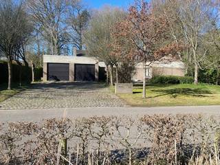 In Kampenhout, pal tegenover het natuurreservaat Het Torfbroek – Ter Bronnen, ligt deze uitzonderlijk goed onderhouden woning op een perceel van...