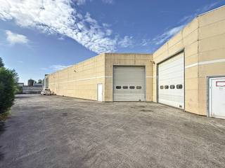 This commercial building for rent is located in the Industriepark-Drongen, strategically located near the E40 (Ostend—Brussels) and with an...