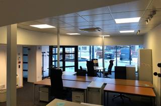 Bij binnenkomst in deze ruime kantoorruimte van 529 m² wordt u verwelkomd door een grote, open ruimte die ideaal is voor een gezamenlijke werkplek of als ontvangsthal. Via deze centrale ruimte wordt u begeleid naar een ruime gang aangevuld met meerdere afsluitbare kantoorruimtes, perfect voor privékantoren of vergaderruimtes.<br /><br />Daarnaast zijn er twee aparte vergaderzalen die de mogelijkheid bieden voor formele bijeenkomsten of brainstormsessies in een rustige omgeving. <br />Voor uw personeel en bezoekers zijn er meerdere toiletten beschikbaar, wat bijdraagt aan het comfort en de functionaliteit van de ruimte.<br /><br />De kantoorruimte beschikt ook over een goed uitgeruste keuken met lunchruimte, waar uw medewerkers kunnen ontspannen en hun maaltijden kunnen nuttigen. Bovendien is er een speciale serverruimte, die ideaal is voor het veilig opslaan en beheren van uw IT-infrastructuur.<br /><br />Buiten de kantoorruimte zijn er 10 vrije parkeerplaatsen beschikbaar, wat zorgt voor gemakkelijke parkeermogelijkheden voor uw personeel en bezoekers. Deze parkeerplaatsen kunnen worden gehuurd voor €600 per plaats per jaar.<br /><br />Het onderhoud van de groenvoorziening wordt verzorgd voor €637,44 per kwartaal, zodat de buitenruimte er altijd verzorgd uitziet. Het verbruik van elektriciteit en water wordt op eigen naam gezet, zodat u uw verbruik nauwlettend kunt volgen. De huurwaarborg bedraagt drie maanden huur.<br /><br />Deze kantoorruimte is ideaal voor bedrijven die op zoek zijn naar een strategische locatie met goede bereikbaarheid en voldoende parkeergelegenheid.<br />Voor meer informatie of een bezichtiging, neem gerust contact met ons op