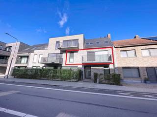 Venez découvrir cet appartement très récent (2022) (100m²) au cœur de Deerlijk. Cet appartement dispose de 2 chambres, de 2 terrasses et d'une...