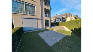 <p></p><p>Een mooi gelijkvloers appartement bestaande uit een woonkamer met open, ingerichte keuken, 1 slaapkamer, badkamer, wasplaats, kelder, terras, 1 overdekte autostaanplaats en 1 open autostaanplaats.</p><p></p>