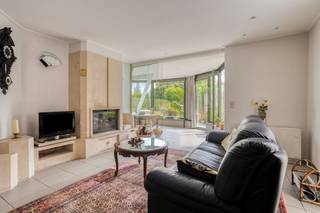 Deze eigendom ligt op een perceel van 895 m² en beschikt over een totale bruto vloeroppervlakte (BVO) van 466 m². Op het gelijkvloers bevinden zich een apart bureel, een ruime keuken, een gezellige zithoek en een aparte leefruimte met houtkachel en eetkamer. Vanuit de leefruimtes heeft u rechtstreeks toegang tot de aangelegde, zuidgerichte tuin met terras. De eerste verdieping omvat vier slaapkamers, een badkamer met bad en douche, een dressing en een sauna. Daarnaast beschikt de woning over een afgewerkte, goed geïsoleerde zolder met vaste trap, die extra mogelijkheden biedt. Een extra troef is de multifunctionele ruimte van 65 m² (BVO), met aansluitend een ruim magazijn. Achteraan bevinden zich een dubbele carport en een extra garage. Het achterliggende gedeelte van het perceel biedt bovendien potentieel voor de bouw van een extra woning of ander gebouw. Dit werd reeds afgetoetst bij de dienst stedenbouw (mail). Dankzij de vlotte verbinding met de E17 (5 minuten) en de ligging op slechts 6 km van het centrum van Waregem, geniet deze eigendom van een uitstekende bereikbaarheid. Interesse? Contacteer Vastgoed Lietaer via 055/500 007 of info@vastgoedlietaer.be voor meer informatie of een bezoek. Enkel een schriftelijk bod dat door de verkopers wordt aanvaard, resulteert in enige verbintenis.<br />