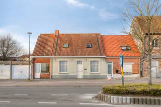 In het rustige centrum van Roeselare-Beveren bevindt zich deze gezellige tussenwoning met drie volwaardige slaapkamers. Dankzij de centrale ligging op wandelafstand van buurtwinkels en met een vlotte verbinding naar het centrum van Roeselare en de E403, vormt deze woning een ideale opportuniteit voor wie comfortabel en bereikbaar wil wonen. De woning beschikt bovendien over een gezellig terras, kelder en zolder, wat zorgt voor extra bergruimte en wooncomfort.<br /><br /><strong>Indeling van de woning:</strong><br />Bij het binnenkomen betreed je de gezellige woonkamer met een apart ruimte voor een eetplaats. Aansluitend bevindt zich de open keuken, uitgerust met alle nodige voorzieningen. Via een klein optrapje bereik je de badkamer met lavabomeubel en douche, evenals een apart toilet.<br /><br />Op de eerste verdieping bevinden zich drie ruime slaapkamers en een extra opbergruimte. Via een uitklapbare trap is er toegang tot de zolder, ideaal als bijkomende opslagruimte. Vanuit de leefruimte is er tevens toegang tot een droge kelder.<br /><br />Achteraan de woning geniet je van een gezellig terras met extra opslagruimte, perfect om in alle rust te ontspannen.<br /><br /><strong>Technische eigenschappen:</strong>
<ul>
	<li>EPC-label E – renovatieverplichting van toepassing.</li>
	<li>Verwarming op aardgas met centrale verwarmingsketel.</li>
	<li>Dakisolatie aanwezig.</li>
</ul>
<strong>Troeven:</strong>

<ul>
	<li>Zeer centrale en rustige ligging in Beveren (Roeselare).</li>
	<li>Bakker, slager en bushalte op wandelafstand.</li>
	<li>Vlotte verbinding naar centrum Roeselare en E403.</li>
	<li>3 volwaardige slaapkamers.</li>
	<li>Geen totaalrenovatie nodig – enkel opfrissingswerken.</li>
	<li>Ideaal als eerste woning of investeringspand voor verhuur.</li>
</ul>
Ben je op zoek naar een betaalbare woning met centrale ligging en veel potentieel? Dan is deze charmante tussenwoning in Roeselare-Beveren zeker een bezoek waard!<br /><br /><strong>Interesse? </strong>Neem contact op met ons kantoor voor meer informatie of plan een vrijblijvend bezoek aan de woning. Contacteer ons via 051/201.400 of info@dicasa.be. 