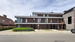 Recent gelijkvloers appartement met tuintje. Autostaanplaats en gezamenlijke fietsen/afvalberging. Gebouw voorzien van zonnepanelen.<br />Indeling : hall, berging, toilet, badkamer voorzien van dubbele lavabo en inloopdouche, 1 slaapkamer vooraan het gebouw.<br />Achteraan open keuken voorzien van microgolfoven, vaatwas, inductievuur, dampkap en koelkast. Woonkamer met ruime lichtinval. Ruim terras.<br />Voor meer info mail vero@berno.be of bel 052/20 24 40.