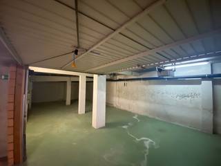 Grote garagebox van 60m<sup>2 </sup> te huur in kelderverdieping van rustige residentie in centrum van Oostende.<br />Afmetingen: 11,5m x 5,0m x 2,30m.<br />Huurprijs: €180/maand.<br />Contacteer ons gerust voor een afspraak.