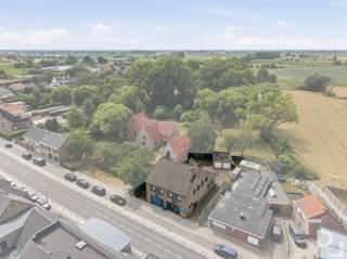 Dit multifucntionele gebouw bevindt zich op de Woumenseweg, een vlotte verbindingsweg tussen Ieper en Diksmuide.Dit gebouw bestaat uit een handelsverdieping en een appartement op de eerste verdieping met zicht op de Blankaart.Achteraan het gebouw vinden we nog een ruime tuin en een dubbele garage.Indeling:GLV: gemeenschappelijk inkomhal - ruime handelsruimte - apart toilet - ruimte voorzien van paskamers en 3 douches - hal met toegang tot 3 aparte kabines en keuken - 2 technische ruimtesV+1: Nachthal - leefruimte met open haard - keuken met keukenberging - badkamer - 3 kamers - ruim terras met zicht op de BlankaartV+2: Ruime zolderExtra's:* EPC handelsuimte: E (renovatieverplichting)* EPC appartement: C* Rolluiken aanwezig* CV op stookolie met radiatoren* Airco's aanwezig* Waterontharder aanwezig* 2 X regenputten van elk 7000 liter