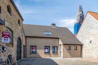 Ruime, kwalitatieve gezinswoning in het hart van Lo, gelegen op een perceel van 661 m². Deze woning biedt alles wat een gezin zich kan wensen:...