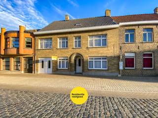 Zeer ruime te renoveren woning op 445 m² met Zuid west georiënteerde tuin. Ontdek deze ruime rijwoning met 5 slaapkamers, garage en...