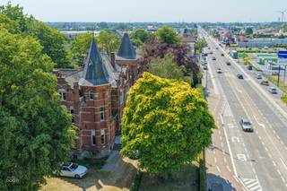 Gebouwd in eclectische stijl en bestaande uit een inkomhal, 4 gelijkvloerse kantoren/praktijkruimtes/leefruimtes, ingerichte keuken op verdieping, living, badkamer en slaapkamer op het eerste verdiep, volledig onderkelderd, zextra slaapkamers mogelijk op de 2de verdieping, tuin en parking. CV aardgas. Elektriciteit conform. Zeer geschikt voor woonst in combinatie met vrij beroep of kantoor. Aarzel niet ons te contacteren voor een vrijblijvend bezoek.
