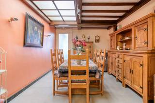 Gelegen in de Wandelingstraat, een zijstraat van de Veemarkt in Kortrijk, vinden we deze instapklare woning met 3 slaapkamers. Dankzij de centrale ligging nabij het stadscentrum en vlotte verbindingen naar belangrijke invalswegen, geniet je hier van optimaal wooncomfort. De gezellige leefruimte, de ruime kamers en het zonnige terras zijn slechts enkele van de vele troeven. Op zoek naar vastgoed in Kortrijk? Dan is dit zeker een bezoek waard!Indeling:Gelijkvloers:- inkomhal met praktische bureauruimte- gezellige zithoek met gaskachel- comfortabele keuken met zicht op het terras- aangename eethoek- badkamer voorzien van douche, lavabomeubel en toilet- leuk, zonnig terrasEerste verdieping:- de master bedroom- tweede slaapkamer met doorgang naar de zolderverdiepingTweede verdieping:- twee af te werken kamers, ideaal als extra slaapkamer(s) en/of hobbyruimte / zolderDeze AI-visualisaties zijn bedoeld als inspiratie. Er werd geen rekening gehouden met technische specificaties, stedenbouwkundige voorschriften of de concrete mogelijkheden tot realisatie.Benieuwd naar meer?Contacteer Valentine Duquesne via 0493/25 32 62 of valentine.duquesne@dewaele.comDit pand is onderworpen aan de renovatieverplichting van de Vlaamse overheid voor residentiële gebouwen (behoudens bij sloop binnen 5 jaar na de aankoop). Consulteer voor meer informatie de website van het Vlaams Energie- en Klimaatagentschap via https://www.vlaanderen.be/een-woning-kopen/renovatieverplichting-voor-residentiele-gebouwenBestuursmaatregelen in het maatregelenregister: nee