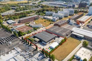 Fantastisch gelegen bedrijfsgebouw te huur bestaande uit magazijn gecombineerd met kantoorruimte in Zwijnaarde. Op slechts 5 minuten van de <strong>R4</strong>, met een zeer vlotte verbinding naar de<strong> verkeerswisselaar E17-E40</strong>. Dankzij deze strategische ligging zijn steden zoals Gent, Antwerpen, Kortrijk en Brussel uitstekend bereikbaar.<br /><br />Dit multifunctioneel pand heeft een magazijnruimte met een oppervlakte van 1.686 m² en een <strong>7 meter vrije hoogte</strong>. De ruimte beschikt over <strong>5 sectionale poorten</strong>, een polybetonvloer, lichtstraat met rookluik en automatisch LED-verlichting. Daarnaast is er een kantoor aanwezig van 249 m², waarvan een open space gecombineerd met individuele burelen, met een kitchenette en sanitaire voorziening. De site is bovendien voorzien van een 1.625 m² <strong>afgesloten buitenterrein</strong> met poort en <strong>20 parkeerplaatsen</strong>. Tevens is er nog een bijgebouw met 3 sectionaalpoorten op de site en de mogelijkheid tot overname van de tentstructuur.<br /><br />Heeft u interesse of wenst u graag meer details over dit aanbod? Neem contact op met <strong>Giel PANORAMA B2B</strong> voor meer info, plannen of een vrijblijvend plaatsbezoek via <strong>0477 02 09 02</strong>.