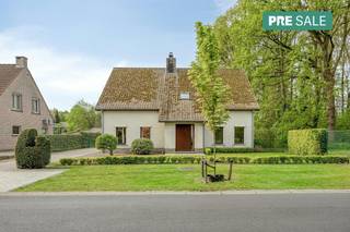 Bent u op zoek naar een residentieel gelegen open bebouwing met veel ruimte en een groene ligging? Dit huis te koop in Turnhout garandeert een goede balans tussen rust en bereikbaarheid. Het pand bevindt zich aan de Tielendijk in de rustige regio Zevendonk, net aan de rand van de stad Turnhout. Dit is een unieke kans voor het kopen van een kwalitatief huis op een perceel van 820 vierkante meter.De woning beschikt over een uitstekende mobiliteit. Binnen enkele minuten bereikt u de ring rond Turnhout, de oprit van de E34 en diverse verbindingen voor het openbaar vervoer. Bovendien bevinden alle nodige faciliteiten, zoals scholen en winkels, zich in de directe nabijheid. Een grote troef is de volledig zuidgerichte tuin waar u de hele dag door van de zon kunt genieten. Achteraan het perceel bevindt zich tevens een ruime vrijstaande garage met voldoende extra bergruimte.De indeling:Gelijkvloers:- Inkomhal- Lichtrijke en open leefruimte- Eethoek- Geïnstalleerde keuken met koele berging- Praktische wasplaats voorzien van een douche- Bureauruimte die ook kan dienen als extra slaapkamerEerste verdieping:- Ruime slaapkamer met aansluitende dressing- Tweede slaapkamer met berging- BadkamerDe eigendom wordt aangeboden via de Pre-sale formule. Van 17/06/2026 om 14:00 tot 20/06/2026 om 12:00 kan u de woning op afspraak komen bezichtigen en een bod uitbrengen. De vermelde prijs is een instelprijs. Voor meer info, gelieve contact op te nemen met de dossierverantwoordelijke.Bestuursmaatregelen in het maatregelenregister: nee