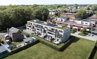 Dit appartement op de eerste verdieping van 85,23 m² heeft een mooie leefruimte met open keuken, een gang met apart toilet, een badkamer, een...