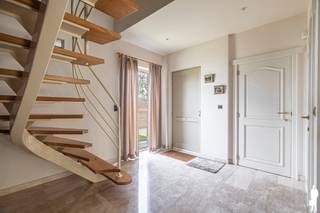 <strong>Huurprijs: 1.350 EUR per maand<br />Kosten plaatsbeschrijving zijn 50/50 te betalen door huurder en verhuurder<br />Huurwaarborg = 3 maanden huur<br />Beschikbaar: In onderling overleg<br /><br />HELAAS ZIJN DE BEZOEKMOMENTEN VOOR DIT EIGENDOM OP DIT MOMENT REEDS VOLZET. <br />U kan een zoekprofiel aanmaken op onze website om u kandidaat te stellen voor andere, vergelijkbare eigendommen.<br /><br /></strong><strong>BEZOEK AANVRAGEN EN KANDIDAAT STELLEN VIA ONZE WEBSITE: www.deboerenpartners.be</strong><br />Indien u een bezoek wenst aan te vragen aan dit eigendom te huur, dan kan dit enkel via het aanvraagformulier op onze website. U zoekt het betreffende eigendom onder ons 'aanbod te huur', en klikt daarna bovenaan op 'bezoek inplannen'.<br />Daarna doorloopt u alle stappen en vult u de gevraagde gegevens in. Wij behandelen uw aanvraag binnen de 2 werkdagen en contacteren u daarna. Omwille van het grote aantal aanvragen, worden verzoeken via Immoweb, Immoscoop of Spotto niet behandeld.<br /><strong><br /></strong><span>Beschrijving van de woning:</span> <br />U betreedt de woning via de inkomhal met apart gastentoilet. De inkomhal geef toegang tot de, woonkamer met aansluitend de eetkamer en de volledig geinstaleerde keuken. Zowel de woonkamer als keuken hebben een prachtig uitzicht op de aangelegde zuid georiënteerde tuin. Naast de keuken bevindt zich de berging.<br /><br /><span>Bovenverdieping:</span> <br />De bovenverdieping is bereikbaar via de inkomhal. De woning telt vier ruime slaapkamers en een badkamer met ligbad, douche en dubbele wastafel.<br /><br /><span>Buiten/ligging:</span> <br />In de tuin is het aangenaam vertoeven op het terras welke u uitzicht geeft over de tuin, dewelke zuidwest georiënteerd is. De woning is rustig gelegen op wandelafstand van het centrum van Beerse, nabij winkels, scholen en een goede verbinding naar Turnhout-Antwerpen-Eindhoven.<br /><br /><span>Bijzonderheden:</span><br />- 15 zonnepanelen<br />- Gordijnen en verlichting blijven<br />- Overal dubbele beglazing<br />- Airconditioning aanwezig in de veranda en in de hoofdslaapkamer<br />- Dubbele garage<br />- Prachtig aangelegde tuin (Zuid georiënteerd)<br />- Gunstige ligging: Centrum van Beerse met goede verbinding naar Turnhout - Antwerpen - Eindhoven