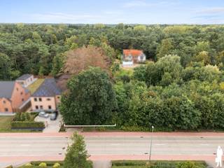 <strong>NATUURLIJK GELEGEN BOUWGROND VAN 871 M² ; BOSCOMPENSATIE VOLDAAN & BOUWPLANNEN AANWEZIG<br /><br /></strong><strong>Uniek gelegen villaperceel van 871m² voor de oprichting van een woning. Deze villagrond ligt in een bosrijke en residentiele omgeving aan de St.-Jozefslaan (Mol) op wandel-/fietsafstand van de Wezelse bossen, natuurgebied Keiheuvel en op slechts 5 autominuten van Kempense Golfclub en de gewestweg N71 (verbinding Geel-Limburg). De bouwgrond is het laatst gelegen perceel van de betreffende verkaveling en achteraan aangrenzend aan natuur-/bosgebied, wat zorgt voor extra rust en privacy. <br /><br /></strong><strong>De nodige stappen voor het bouwklaar maken zijn reeds gezet: (i) betaling boscompensatie gebeurde reeds, (ii) architectenplannen zijn er reeds, (iii) offerte voor bouwklaar te maken (o.a. effectief rooien bomen) is aanwezig (geschatte kost ± 1.500,- à 2.000,- EUR)<br /><br /></strong><em>Bijzonderheden van het villaperceel - troeven<br /><br /></em>- Straatbreedte 17,41m<br />- Waterscore: zeer gunstige B-score<br />- Nutsvoorzieningen aanwezig in de straat<br />- Bouwklaar perceel: boscompensatie voldaan, rooien ca. 2.000,- EUR<br />- Aangrenzend / achtergelegen natuur als buffer (bosgebied): natuurzicht<br />- Combinatie van rust, natuur en enorme privacy en toch nabij alle voorzieningen<br />- Nabij scholen, centrum Mol, centrum Balen en op 10 autominuten van centrum Lommel<br /><br /><em>Bebouwingsmogelijkheden - bouwvoorschriften</em><br /><br />- Plannen aanwezig op aanvraag: Anro architecten<br /><br />- Bouwzone hoofdgebouw: enkel binnen de afgebakende bouwstrook<br />- Bouwzone hoofdgebouw: minsten 3 meter van de zijdelingsperceelsgrenzen<br /><br />- Bouwdiepte: 17 meter<br />- Bouwbreedte: 11,41 meter<br /><br />- Bouwhoogte: maximum 6,5 meter<br />- Bouwhoogte: nokhoogte maximum 11,5 meter<br />- Bedekking schuin dak: pannen, leien, zink, koper, zonnepanelen, zonneboiler<br />- Bedekking plat datk: dakvilt, zonnepanelen, zonneboiler<br /><br />- Bijkomende bebouwingsmogelijkheden: bijgebouwen achterliggend<br /><br />- Zwembad of -vijver is toegelaten: zone achtertuin & max. 60<span>m²</span><br /><br />De volledige, uitgebreide bouwvoorschriften, plannen, etc. zijn verkrijgbaar op aanvraag. <br />Voor vragen hierover contacteer ons kantoor via +32 14 22 42 00 of www.deboerenpartners.be