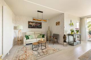 <p><span>Instapklaar 2-slaapkamerappartement met 2 terrassen en garagebox in Wilrijk</span></p><p><span> </span></p><p><span>Op zoek naar een </span><span>instapklaar appartement met twee slaapkamers, twee terrassen én een garagebox</span><span>? Dan is dit verzorgde appartement aan de </span><span>Groenenborgerlaan 22 in Wilrijk</span><span> zeker een bezoekje waard!</span></p><p><span> </span></p><p><span>Het appartement bevindt zich op de </span><span>2de verdieping van een goed onderhouden gebouw met lift</span><span> en biedt een aangename combinatie van comfort, praktische ruimtes en buitenruimte.</span></p><p><span>Bij het binnenkomen geniet je van een </span><span>volledig ingerichte keuken</span><span> en een </span><span>recent vernieuwde badkamer</span><span>. Daarnaast beschikt het appartement over een </span><span>apart toilet</span><span> en twee volwaardige slaapkamers. In beide slaapkamers zijn </span><span>rolluiken</span><span> aanwezig, ideaal voor extra privacy en verduistering.</span></p><p><span> </span></p><p><span>Een absolute troef zijn de </span><span>twee terrassen</span><span>: zowel aan de voorzijde als aan de achterzijde van het appartement is er een terras aanwezig. Zo kan je op elk moment van de dag genieten van een aangenaam plekje in de buitenlucht.</span></p><p><span>Verder beschikt het appartement over een </span><span>kelderberging</span><span>, handig voor extra opslagruimte.</span></p><p><span>De algemene kosten bedragen 200 euro (gas, water, minuterie, poets, tuin, lift, syndicus)</span></p><p><span> </span></p><p><span>Troeven op een rijtje</span></p><ul><li><span>Instapklaar appartement</span></li><li><span>2 slaapkamers</span></li><li><span>Lift aanwezig</span></li><li><span>Terras aan de voorzijde én achterzijde</span></li><li><span>Rolluiken in beide slaapkamers</span></li><li><span>Kelderberging</span></li><li><span>Inpandige garagebox bij aan te kopen voor €30.000</span></li></ul><p><span>Een appartement met tal van troeven op een </span><span>aangename locatie in Wilrijk</span><span>, ideaal voor starters, koppels of wie op zoek is naar een comfortabele woonst met praktische extra's.</span></p><p><span>Interesse? Plan vandaag nog uw bezoek en ontdek zelf de mogelijkheden van dit instapklare appartement!</span></p><p><span>Sven@home4you.be</span></p><p><span> </span></p><p><span> </span></p>