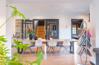 Uiterst charmante en unieke villa met verschillende bijgebouwen, 4 slaapkamers en 2 badkamers. <br /><br />Unieke Woning met Rietendak!<br />Droomt u van een karaktervolle woning boordevol charme en elegantie? Deze prachtige woning in Brasschaat, met zijn authentieke rietendak, biedt u de perfecte combinatie van luxe, comfort en een<br />- *<strong>Rietendak</strong>*: Dit traditionele dak geeft de woning niet alleen een bijzondere esthetische waarde, maar zorgt ook voor uitstekende isolatie.<br /><br />- *<strong>Ruime Indeling</strong>*: De woning beschikt over meerdere slaapkamers en badkamers, ideaal voor grote gezinnen of om gasten te verwelkomen.<br /><br />- *Moderne Voorzieningen*: Het interieur is smaakvol gerenoveerd met hoogwaardige materialen en moderne apparatuur, terwijl de charme van het oorspronkelijke ontwerp behouden is gebleven.<br /><br /><strong>- *Grote Tuin</strong>*: De woning ligt op een ruim perceel met een prachtig aangelegde tuin, perfect voor ontspanning en buitenactiviteiten.<br /><br />- *Uitstekende Locatie*: Gelegen aan een levendige baan in Brasschaat, biedt deze woning gemakkelijke toegang tot winkels, scholen en openbaar vervoer. U bent nooit ver van de bruisende activiteiten van de stad.<br /><br />- *<strong>Veiligheid en Privacy</strong>*: Ondanks de centrale ligging biedt de woning voldoende privacy en is het voorzien van moderne beveiligingssystemen.<br /><br />Mis deze kans niet om te investeren in een woning die uniek is in zijn soort. Neem vandaag nog contact op voor meer informatie of om een bezichtiging te plannen. Uw droomhuis in Brasschaat wacht op u!<br /><br />De woning is voorzien van houten shutters, BOSE surround systeem, LED verlichting<br /><strong>Prachtig aangelegde tuin</strong> voorzien van vele troeven: <br />- LED- buitenverlichting te bedienen vanuit APP met verschillende kleuren<br />- BOSE muziek boxen te bedienen vanuit APP<br />- Jacuzzi<br />- Verschillende eiken bijgebouwen<br />- 8- tal staanplaatsen vooraan <br />- Garage<br />Grond oppervlakte: 1.914m²<br /><strong>MOBISCORE 9</strong><br /><br /><br /> 