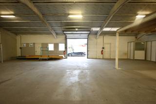 Opslagplaats/loods met een bruikbare oppervlakte van 219m² gemakkelijk bereikbaar aan de rand van het industriegebied/bedrijvenpark van...