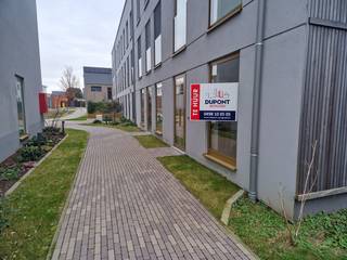 Op een zeer gunstige locatie in Duffel vinden we dit comfortabel en praktisch ingedeeld duplex appartement (gelijkvloers + verdieping 1). U woont...