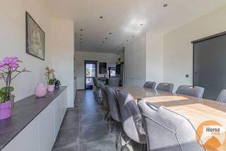 EERSTE BEZOEKDAG ZATERDAG 16/5 VAN 14U TOT 16U (enkel op afspraak!)<br /><br />WELLE - AUTHENTIEKE HERENWONING MET LUXERENOVATIE, E-PEIL -20 EN UITZONDERLIJK PERCEEL VAN 4.480 M²!<br /><br />Bent u op zoek naar een instapklare karakterwoning waar authenticiteit, ruimte en hedendaags wooncomfort perfect samenkomen?<br /><br />Deze prachtig gerenoveerde herenwoning in Welle combineert de charme van hoge plafonds en authentieke elementen met een doorgedreven energetische renovatie. Dankzij de warmtepomp, 58 zonnepanelen en thuisbatterijen geniet u hier van uitzonderlijk lage energiekosten en een indrukwekkend E-peil van -20.<br />Binnenin biedt de woning royale leefruimtes met veel lichtinval, een luxueuze leefkeuken, meerdere volwaardige slaapkamers en alle comfort voor grote gezinnen, thuiswerk of een combinatie van wonen en werken.<br />Buiten wacht een uitzonderlijk perceel van 4.480 m² met maximale privacy, veel parkeermogelijkheden en tal van mogelijkheden voor tuinliefhebbers, zelfstandigen of gezinnen die ruimte zoeken.<br /><br />Troeven:<br /><br />• Volledig gerenoveerde karakterwoning<br />• E-peil -20<br />• 58 zonnepanelen + thuisbatterijen<br />• Warmtepomp<br />• Luxueuze leefkeuken, 4 slaapkamers, 2 badkamers<br />• Groot perceel van 4.480 m²<br />• Veel parkeergelegenheid<br />• Instapklaar<br />• Vlotte verbinding richting Brussel en Gent<br /><br />Kortom: Een unieke woning voor wie karaktervol en toekomstgericht wil wonen zonder renovatiestress.'<br /><br />Meer info of bezoek: 053/60.65.60