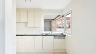 Bijzonder leuk appartement met veel licht, voorzien van 2 ruime slaapkamers en een heerlijk zonneterras. Dit mooi appartement bevindt zich op het gelijkvloers niveau van een verzorgd gebouw (2002°). <br /><br />In de leefruimte en de keuken kunt u genieten van enorm veel licht dankzij de mooie gevelbreedte van ca. 8 meter. Dit is vrij uitzonderlijk en zorgt voor een aangename sfeer en een absoluut gevoel van ruimte. Geen energiezorgen dankzij het energielabel B. <br /><br />Indeling: inkom met een ingebouwde vestiaire en apart toilet, een ruime en brede woonkamer met aansluitend een volledig ingerichte keuken. De keuken zit netjes weggestoken maar behoudt toch een leuke connectie met de leefruimte. Naast de keuken nog een vrij ruime berging/wasplaats. Aan de achterkant zijn er 2 grote slaapkamers (met rolluiken) die allebei toegang verschaffen naar een zuidgericht terras. Het terras is ruim, zonnig en beschikt over een handig poortje die uitgeeft op de achterliggende fietsenberging. Verder nog een ruime badkamer met zowel een ligbad als douche. <br /><br />Zonder twijfel een schitterend appartement in het dorp van Westkapelle.<br />Het centrum van Knokke is vlot te bereiken met de fiets, of met de bus die stopt op 2 minuten van het appartement.<br /><br />Bezoeken of meer informatie?<br />Contacteer Willem Cauwels op tel. 050/89.27.70.