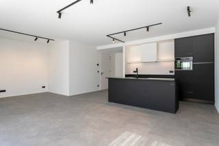 <strong>Hoogwaardig afgewerkt appartement op wandelafstand van het Hof van Leysen</strong><br /><br /><span>Op een ideale ligging nabij het Zuid en tevens met goede ontsluiting buiten de Stad is dit appartement gelegen op de derde verdieping van een kleinschalig appartementsgebouw. </span><br /><br /><span>De inkomhal met vestiaire en gastentoilet leidt u naar een ruime en lichte leefruimte. De open keuken met eiland is voorzien van alle hedendaags comfort. De berging is tevens uitgerust met aansluitingen voor was- en droogautomaat. Aansluitend aan de leefruimte bevindt zich een aangenaam terras met fraai zicht op het groen. </span><br /><span>Het appartement beschikt vervolgens over twee slaapkamers voorzien van ingemaakt kastenwerk. De badkamer is afgewerkt met dubbele wastafel, ligbad en inloopdouche. </span><br /><br /><span>De gemeenschappelijke kosten bedragen 150 euro per maand. </span><br /><br /><span></span><strong>Bijzonderheden:</strong><br /><span>- Hoogwaardig afgewerkt</span><br /><span>- Zeer goede locatie</span><br /><span>- Energiezuinig door middel van zonnepanelen en warmtepomp</span><br /><span>- Vloerverwarming</span>