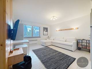 Dit smaakvol gerenoveerde appartement van ca. 33 m² op de eerste verdieping combineert elegantie, comfort en efficiëntie in een harmonieus geheel.<br /><br />Gelegen in een verzorgd en kleinschalig gebouw met bijzonder lage gemeenschappelijke kosten, biedt deze charmante woonst alles wat je nodig hebt – in een slim ingedeelde ruimte. De lichtrijke leefruimte, afgewerkt met warme parketvloer, voelt verrassend ruim aan en sluit naadloos aan op een volledig uitgeruste open keuken met kwalitatieve toestellen (kookvuur, dampkap, koelkast, vaatwasser).<br /><br />De moderne badkamer is stijlvol betegeld en beschikt over een hoekdouche en een lavabo met ingebouwde opbergruimte. Aansluitend vind je een aparte slaapkamer met twee op maat gemaakte ingemaakte kasten – ideaal voor een eenpersoonsbed of stapelbed, zoals momenteel ingericht.<br /><br />Dankzij de recente PVC-ramen met hoogrendement dubbel glas geniet je van aangenaam wooncomfort en uitstekende isolatie.<br /><br />Een ideale pied-à-terre, starterswoning of investering op een centrale en begeerde locatie.