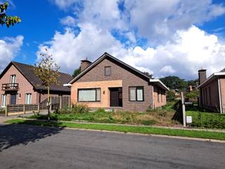 <p>Een ruime woning bestaande op het gelijkvloers uit een inkomhal, woonkamer met daarachter een ruime keuken met aansluitend een bergplaats. Verder zijn er op het gelijkvloers 3 slaapkamers, bureeltje, een badkamer en een afzonderlijk toilet. In de inkom achteraan staat de trap om naar de polyvalente zolder te gaan. De zolder is afgewerkt met hout en biedt diverse mogelijkheden. Achter de woning is er een overdekt terras met zicht op de tuin. Achteraan op het perceel staat er een garage voor 2 wagens. </p>
