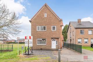 Charmante op te frissen woning met veel potentieel, met een woonoppervlakte van 169 m² en gelegen op een ruim perceel van 952 m². De woning beschikt over drie slaapkamers, een kelder en een overkapt terras. Vanuit de tuin geniet men van een open en rustgevend verzicht. Een ideale opportuniteit voor wie een woning volledig naar eigen smaak wil renoveren.<br /><br />De woning ligt in een rustige woonomgeving in Rekem, gekenmerkt door voornamelijk residentiële bebouwing en een aangename dorpssfeer. Op korte afstand bevindt zich het historische centrum van Oud-Rekem, bekend om zijn charmante pleinen, historische gebouwen en gezellige horecazaken. Voor winkels, scholen en andere dagelijkse voorzieningen kan men terecht in het centrum van Lanaken. Daarnaast ligt ook Maastricht op korte rijafstand, wat extra mogelijkheden biedt op het vlak van winkelen, gastronomie en cultuur. Natuurliefhebbers kunnen bovendien genieten van wandel- en fietsroutes in het nabijgelegen Nationaal Park Hoge Kempen.<br /><br />Bezichtig deze woning ook digitaal en 'loop' zelf door de woning. Kijk daarvoor op onze website of via: <br />my.matterport.com/show/?m=y32JtUgPMxL<br /><br />INDELING<br /><br />Gelijkvloers:<br /><br />- Inkom met toegang tot trap (verlicht) die uitgeeft op het 1ste verdiep;<br />- Mogelijkheid om naar de kelder te gaan onder de keldertrap;<br />- Leefruimte voorzien van keramische tegelvloer, aansluiting TV en WiFi, manueel rolluik;<br />- Keuken met 4-pit inductievuur (Zanussi), dampkap, spoelbak met afdruip, oven en aansluiting voor een vaatwasser;<br />- Bijbouw die betegeld is (mogelijkheid invulling eigen ruimte) met toegang tot terras aan de linkerzijde en toegang tot de oprit aan de rechterzijde; <br />- Berging met aansluiting wasmachine en droogkast, Vaillant gaswandketel en apart gastentoilet;<br />- Badkamer voorzien van inloopdouche, toilet, dubbele wastafel met verlichte spiegel, zij- en onderkasten.<br /><br />1e verdieping: <br /><br />- Slaapkamer 1 van ca. 7.2m² met houten vloer en vliegenhor;<br />- Slaapkamer 2 van ca. 15.5m² met uitzicht op de tuin;<br />- Slaapkamer 3 van ca. 14.7m² die uitkijkt op de voorkant;<br />- Overloop die uitgeeft tot de trap naar de zolder.<br /><br />Zolder:<br /><br />- Nog af te werken zolder (+ te isoleren);<br />- Bekleed met houten planken;<br />- Mogelijkheid tot extra (slaap)kamers.<br /><br />Kelder:<br /><br />- Goed verluchte kelder met dompelpomp.<br /> <br />Tuin:<br /><br />- Noordoost georiënteerde tuin;<br />- Overkapping om droog te zitten;<br />- Kleine overkapping om vuilbakken droog te zetten;<br />- Tuinhuis voor extra opslag. <br /><br />Bijzonderheden:<br /><br />- Het gelijkvloers beschikt over manuele rolluiken;<br />- Grote zolder met potentieel;<br />- Groot overdekt terras!<br /><br />Energieprestatie en binnenklimaat (EPB-EPC)<br />Certificaat beschikbaar: ja<br />EPC certificaatnummer: 20251201-0003746305-RES-1<br />Berekende energiescore : (kWh/m²): 429 kWh/m² - E label<br />Het certificaat is geldig tot en met: 01/12/2035<br />Electrische installatie: ja - NIET CONFORM<br /><br />Dit pand is onderworpen aan de renovatieverplichting van de Vlaamse overheid voor residentiële gebouwen (behoudens bij sloop binnen 6 jaar na de aankoop). Consulteer voor meer informatie de website van het Vlaams Energie- en Klimaatagentschap via https://www.vlaanderen.be/een-huis-of-appartement-kopen/renovatieverplichting-voor-residentiele-gebouwen<br /><br />Informatie stedenbouwkundige voorschriften:<br />Stedenbouwkundige vergunning: ja<br />Meest recente bestemming: woongebieden<br />Dagvaarding uitgebracht: neen<br />VOORKOOPRECHT OP DIT GOED: neen<br />VERKAVELINGSVERGUNNING: neen <br />WATERGEVOELIG OPENRUIMTEGEBIED: neen<br /><br />Maatregelenregister: neen<br /><br />Overstromingsgevoelige gebieden: <br />Perceelscore of P-score : D<br />Gebouwenscore of G-score: B<br />Ligging in Signaalgebied: neen<br />Ligging in afgebakende oeverzone of afgebakend overstromingsgebied: neen<br /><br />A:geen overstroming gemodelleerd B: kleine kans op overstromingen onder klimaatverandering C: kleine kans op overstromingen D: middelgrote kans op overstromingen<br /><br />Beschermd erfgoed<br />GEINVENTARISEERD ERFGOED: neen<br />BESCHERMD ONROEREND ERFGOED: neen