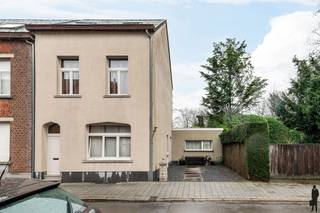 <strong>Interessant opbrengsteigendom met 2 verhuurde entiteiten<br /><br />Algemeen:</strong><br />- Renovatie uitgevoerd in 2003-2012<br />- Bewoonbare oppervlakte: ca. 115 m² GLVL en ca. 110 m² Duplex<br />- Zeer karaktervolle appartementen<br />- Gelijkvloers appartement beschikt over een terras en tuin met volledige privacy<br />- Oprit met parkeerplaats aanwezig<br />- Beide appartementen zijn momenteel reeds verhuurd<br /><br /><strong>Onmiddellijke omgeving:</strong><br />- Pal in het centrum van Kontich met scholen, parken, winkels en openbaar vervoer op fiets- en wandelafstand<br />- Zeer vlotte bereikbaarheid naar Antwerpen en Brussel (E19 en trein)<br /><br /><strong>Technische kenmerken:</strong><br />- CV gas (2022)<br />- Degelijke basisconstructie<br />- Kelder met voorzieningen WM/DK aanwezig<br /><br /><strong>Indeling:<br /></strong><span>Gelijkvloerse verdieping (ca. 130 m²)</span><br />- Aparte inkomhal voor duplex<br />- Toegang naar de kelder met voorzieningen WM/DK<br />- Aparte inkom voor het GLVL appartement<br />- Sas met ingemaakte vestiairekast<br />- Ruime slaapkamer<br />- Aparte bureauruimte/slaapkamer<br />- Leefruimte met aparte tv hoek<br />- Gesloten keuken met zicht op tuin<br />- Badkamer met inloopdouche<br />- Onderhoudsvriendelijke oost tuin met terras<br /><br /><span>Eerste verdieping (ca. 50 m²)</span><br />- Hal<br />- Gezellige leefruimte met open keuken<br />- Volledig geïnstalleerde keuken<br /><br /><span>Tweede verdieping (ca. 50m²)</span><br />- Nachthal<br />- 2 slaapkamers<br />- Badkamer met ligbad, douche, wastafel en toilet <br /><br /><strong>Virtuele rondleiding:</strong><br />Gelijkvloers: https://youtube.com/shorts/jTpcg30iOyc<br />Duplex: https://youtube.com/shorts/oxsfCTvsijo<br /><br />Stedenbouwkundige inlichtingen in aanvraag.<br />Voor meer informatie kan u terecht op www.deboerenpartners.be.