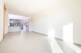 <p><span><strong>VILVORDE</strong></span> - Cette maison de ville située dans le projet Waterzicht Town Houses offre un cadre de vie exceptionnel au cœur du projet d’envergure 4 Fonteinen. Elle combine les avantages d’une maison individuelle avec les atouts d’un quartier durable et bien connecté.</p>
<p>La maison propose des espaces de vie généreux répartis sur plusieurs niveaux, avec un séjour lumineux, une cuisine ouverte et des espaces extérieurs privatifs. Les chambres offrent confort et intimité, idéales pour une vie de famille, tandis que les finitions contemporaines assurent une esthétique intemporelle.</p>
<p>Grâce à ses équipements énergétiques performants, son chauffage par le sol et sa ventilation double flux, la maison garantit un confort optimal et une consommation maîtrisée. La proximité des espaces verts, des transports et de Bruxelles renforce l’attractivité du bien.</p>
<p>Selon les choix possibles, livré à l’acte ou avec la possibilité de personnaliser le bien en choisissant vos finitions, et vendu avec l’opportunité de bénéficier de la TVA à 6 %, cette maison représente une occasion rare de s’installer dans un quartier en plein développement, alliant qualité de vie et excellente accessibilité.<br />Les surfaces sont données à titre indicatif. Contactez-nous pour plus d’informations.</p>