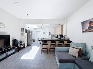 <p><span>Prachtig gerenoveerde rijwoning met 3 slaapkamers centrum Roeselare. </span></p><p><span> </span></p><p><span>De woning is als volgt ingedeeld: </span></p><p><span> </span></p><p><span>Gelijkvloers: ruime lichtrijke leefruimte met ingebouwde kasten en toegang tot open keuken die volledig geïnstalleerd is (geen vaatwas aanwezig maar aansluitingen zijn wel voorzien), luik naar de droge kelder, apart toilet en garage met uitweg naar achter. </span></p><p><span> </span></p><p><span>1ste verdiep: één slaapkamer met ingebouwde kasten en doorgang naar technische ruimte met mogelijkheid om dressing te voorzien,  badkamer met inloopdouche en lavabomeubel, apart toilet, zon gericht dakterras en vaste trap naar het 2de verdiep. </span></p><p><span> </span></p><p><span>2de verdiep: 2 ruime slaapkamers met een open zolderruimte. In beide slaapkamers is er een velux aanwezig met een elektrisch bedieningssysteem. </span></p><p><span> </span></p><p><span>De woning is volledig van A-Z grondig gerenoveerd. </span></p><p><span> </span></p><p><span>*vloerverwarming*</span></p><p><span>*airco aanwezig!* </span></p><p><span>*16 zonnepanelen* </span></p><p><span>*warmtepomp* </span></p><p><span> </span></p><p><span>Energiezuinige woning! </span></p><p><span> </span></p><p><span>Beschikbaar vanaf 01/07/2026.</span></p><p><span> </span></p><p><span>Bij interesse kunt u via deze link uw huurdersprofiel aanmaken: <span>https://clee.be/nl/app/kandidaat-stellen/0476526158/4f910f2a-bc34-f111-8ef3-7c1e5212e247</span></span><span> </span></p>