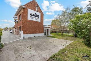 <p>BEZOEKDAG: zaterdag 25/04 (enkel op afspraak)</p><p>Ontdek deze ruime woning met een bewoonbare oppervlakte van 184 m² op een perceel van 467 m². Ideaal voor wie op zoek is naar ruimte en de mogelijkheid om de woning nog naar eigen smaak op te frissen en in te richten.</p><p>Op het gelijkvloers kom je binnen via de inkomhal die toegang geeft tot de lichtrijke woonkamer en eetplaats. Aansluitend bevindt zich de keuken. Verder is er een badkamer, een apart toilet en een extra ruimte die perfect kan dienen als bureau of slaapkamer.</p><p>Op de eerste verdieping bevinden zich 2 volwaardige slaapkamers. De zolder biedt bijkomende bergruimte of uitbreidingsmogelijkheden, en ook een praktische kelder is aanwezig.</p><p>De woning beschikt over een garage en bijkomende parkeerplaatsen, evenals een tuin met terras. Dankzij de flexibele indeling en de aanwezige ruimtes biedt deze woning veel potentieel na opfrissing.</p><p>Rustig gelegen, maar toch nabij winkels, scholen en belangrijke verbindingswegen.</p><p>Aarzel niet om ons te contacteren voor meer info of een bezoek!<br />📞 0479/93.41.49<br />📩 nathan.van.renterghem@immo-zone.be</p>