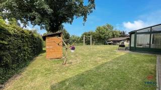 <p><span>Dans le joli petit village de Saintes, proche des commerces, écoles et arrêt de bus accessible à pied, magnifique villa partiellement de plain pied avec joli jardin privatif. La maison se compose d'un hall d'entrée carrelé de 8 m² avec toilette invités vers le beau séjour carrelé de 32 m² et sa cassette à bois. Accès vers la pergola et le beau jardin. Jolie cuisine full équipée récente de 14 m² avec coin déjeuner et accès vers la belle véranda. Via hall de nuit, belle chambres de 14 et dressing de 9 m² avec placards encastrés sur mesure. Salle de douche carrelée de 7 m² avec douche italienne, meuble double vasque et miroir, wc. Beau garage carrelé de 25 m² avec porte sectionnelle électrique et coin buanderie. Beau bureau de 10 m² vers l'étage. Grand espace aménagé de plus 40 m² sous plancher avec vélux et 2e chambre de l'étage de 24 m². Grenier de rangement. Elec ok. Peb C. CC gaz haut rendement. Système d'alarme. Abri de jardin de 20 m². Faire offre à partir de 525.000€. Infos et visites au 02/355.50.55</span></p>