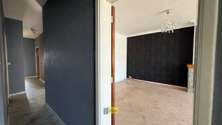 <p>Welkom in dit ruime appartement gelegen in het hart van Wilrijk, met een bewoonbare oppervlakte van 113m². Dit pand biedt drie comfortabele slaapkamers, ideaal voor gezinnen of om een thuiswerkruimte in te richten.</p><p>Bij binnenkomst wordt u verwelkomd in een lichte living van 32m² met een karakteristieke schouw. De grote ramen zorgen voor overvloedig natuurlijk licht, wat bijdraagt aan een aangename atmosfeer.</p><p>De keuken van 12m² te vernieuwen, momenteel alleen kasten aanwezig. <br />De badkamer biedt een bad , aansluiting wasmachine en lavabo.</p><p>Het appartement beschikt over een knus balkon dat uitzicht biedt op de stedelijke omgeving.</p><p>Hoewel er geen garage aanwezig is, is er voldoende parkeergelegenheid in de buurt. De centrale ligging zorgt voor een uitstekende verbinding met openbaar vervoer, lokale winkels, scholen en recreatiemogelijkheden.</p><p>Dit appartement biedt een geweldige kans voor wie op zoek is naar een ruime en rustige woonruimte in een levendige buurt.</p><p>Lage vaste kosten van €75/maand.</p><p>Benieuwd? Maak snel uw afspraak op www.immodelaet.be of op 036440088</p>