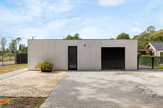 Op een uitstekende locatie te Putte (Grasheide) bevindt zich deze uiterst energiezuinige gelijkvloerse woning met 3 slaapkamers en leuke...