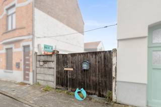 Dit te renoveren pand is gelegen in de Bloemekenswijk in Gent, op 15min. fietsafstand van het bruisende stadscentrum.<br />In de directe omgeving vindt u verschillende winkels, horecazaken, scholen en openbaar vervoer.<br /><br />De woning dient een grondige renovatie/uitbreiding of heropbouw te ondergaan maar biedt door zijn locatie uitzonderlijke troeven:
<ul>
	<li>in tweede bouwlijn, weg van de straat</li>
	<li>private oprijlaan, geschikt voor meerdere wagens</li>
	<li>mogelijkheid tot het creëren van een grote tuin</li>
	<li>perceeloppervlakte 247m²</li>
</ul>
<u><strong>Huidige indeling: </strong></u><br />Inkom, leefruimte, keuken, badkamer en één slaapkamer. <br />Ruime oprijlaan die uitkomt op een aantal koterijen.<br /><br />Interesse in deze opportuniteit?<br />Bel nu naar 0498/45.30.15 of mail naar kurt@vastgoeddevos.be .