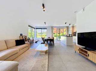 BEZOEK? BEL 09/225.00.78. Deze energiezuinige woning met zonnepanelen is gelegen nabij het centrum van Sint-Denijs-Westrem met een goede...