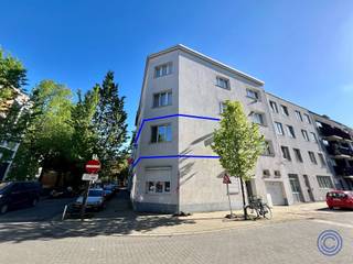 Informatie appartementStijlvol gerenoveerd 2-slaapkamer appartement (ca. 85 m²) met ruime garage op toplocatie in Antwerpen. Dit volledig opgefriste...