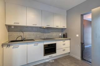 Deze charmante en sfeervolle woning is de ideale starterswoning voor wie op zoek is naar comfort, rust en een uitstekende ligging. De woning is volledig instapklaar en beschikt over tal van troeven zoals dubbele beglazing, centrale verwarming, een gunstig EPC, een conforme elektrische installatie en een asbestveilig attest.<br />Op het gelijkvloers vindt u een gezellige leefruimte, een ingerichte keuken, een praktische slaapkamer en een apart gastentoilet. Op de verdieping bevinden zich een tweede slaapkamer en een badkamer met douche.<br />Daarnaast beschikt de woning over een handige bergzolder, een aangename tuin en een overdekt terras waar u in alle seizoenen kunt genieten van het buitenleven.<br />De ligging is een absolute meerwaarde: rustig gelegen en toch vlakbij openbaar vervoer, winkels, scholen en natuurgebieden.<br />Kortom, een gezellige en verzorgde woning waar u zich meteen thuis zult voelen.<br />