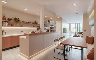 Aan De Groene Boulevard vinden we dit prachtig gerenoveerd herenhuis met ruim terras, stadstuin én mogelijkheid tot aankoop garage op +/- 100m.De...